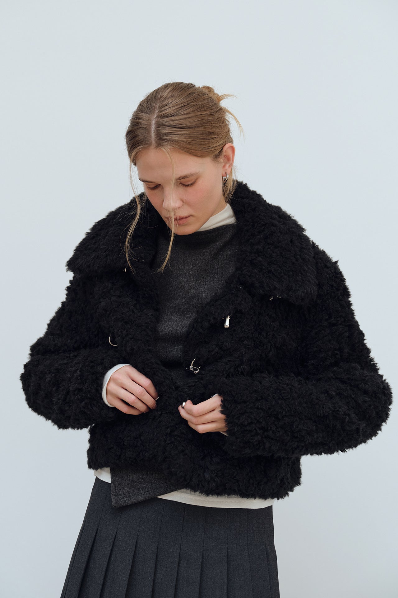 YUSE Hook Closing Unbalance Collar Fur Short Jacket Black