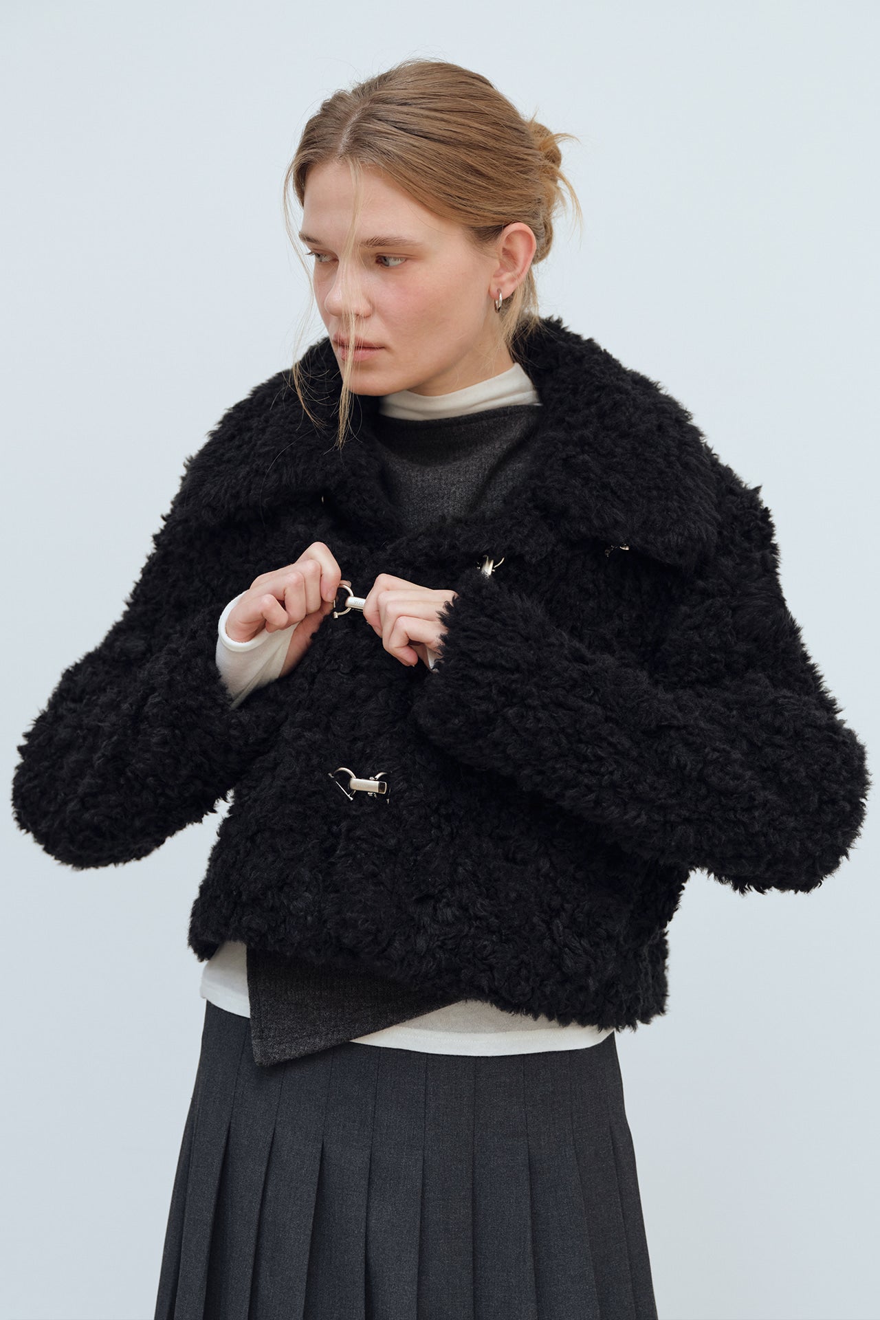 YUSE Hook Closing Unbalance Collar Fur Short Jacket Black