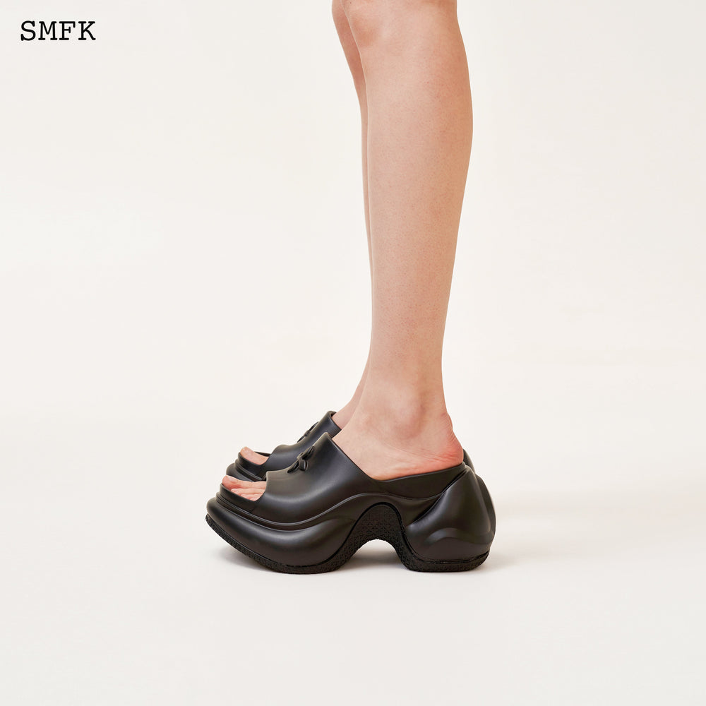 SMFK Compass Wave High-Heel Bumper Sandal In Black
