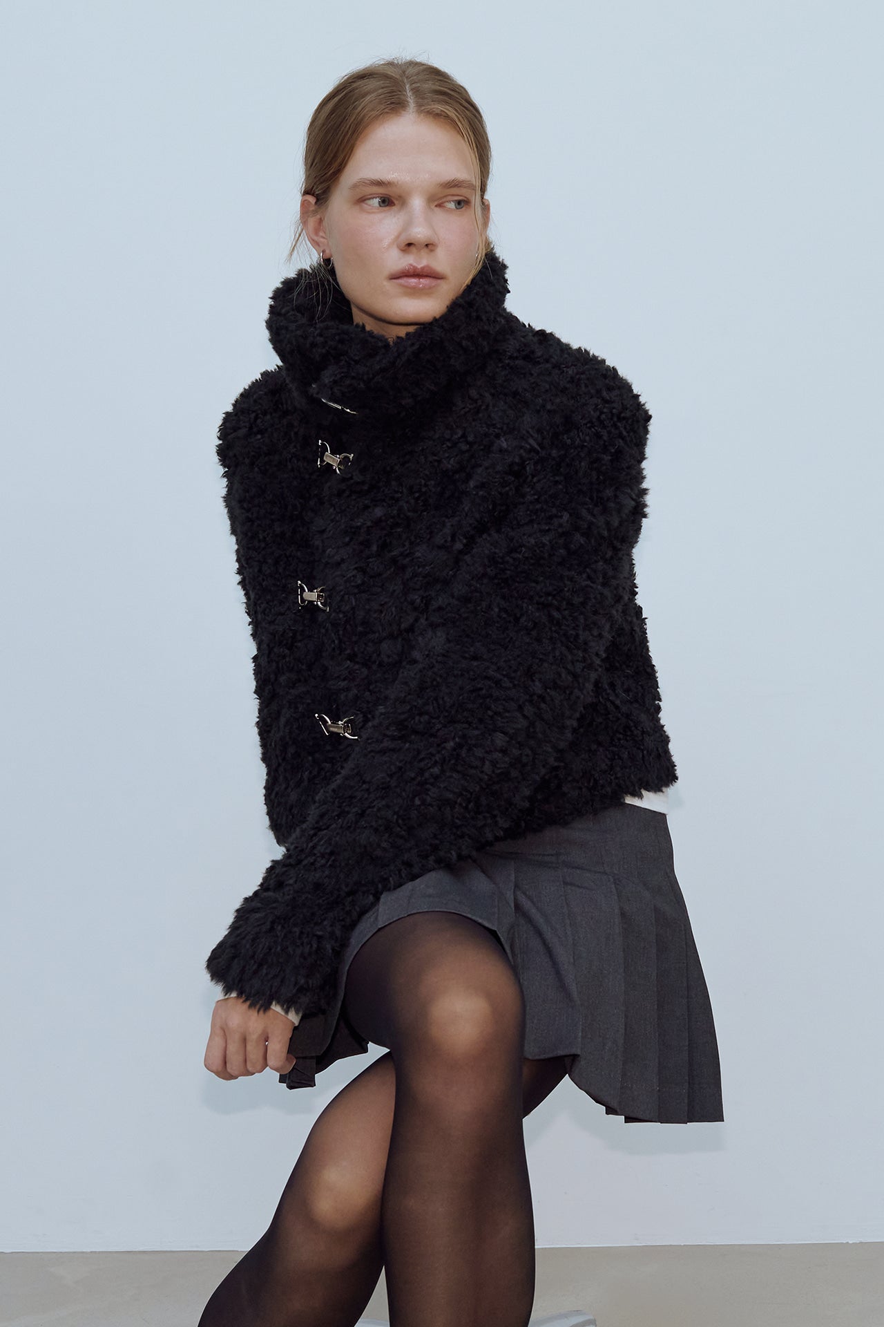 YUSE Hook Closing Unbalance Collar Fur Short Jacket Black